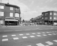 856874 Gezicht in de Sweder van Zuylenweg te Utrecht, vanaf de Amsterdamsestraatweg. Links het hoekpand ...